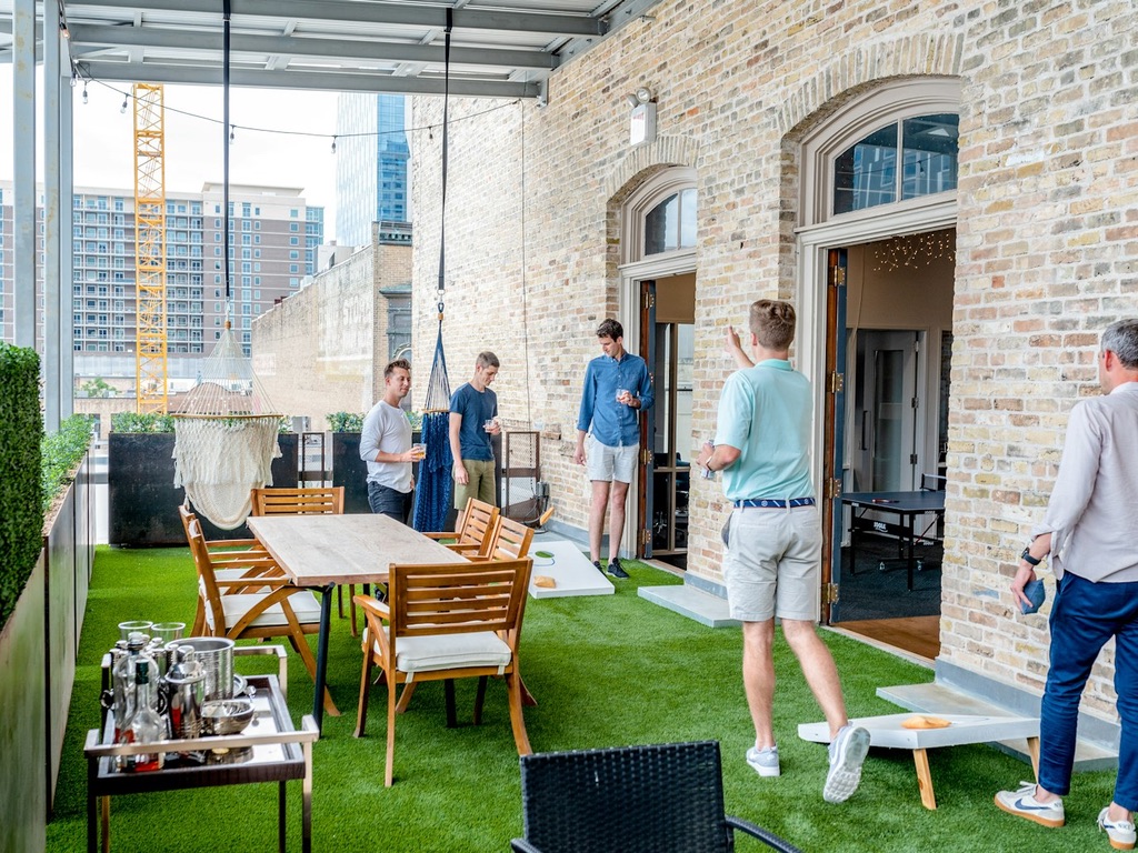 Csapatépítő cornhole játék az irodában